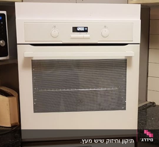 תנור אפייה לבן עם תצוגה דיגיטלית